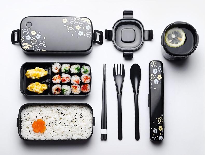 interieur lunch box japonaise noire avec repas